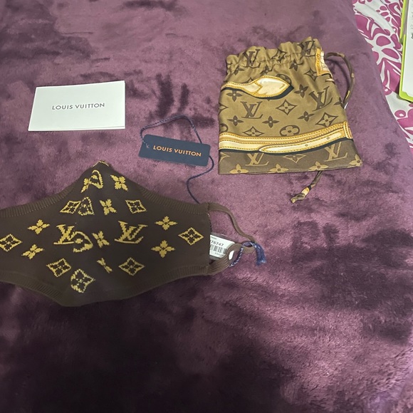 Louis Vuitton Mask - Picture 6 of 14